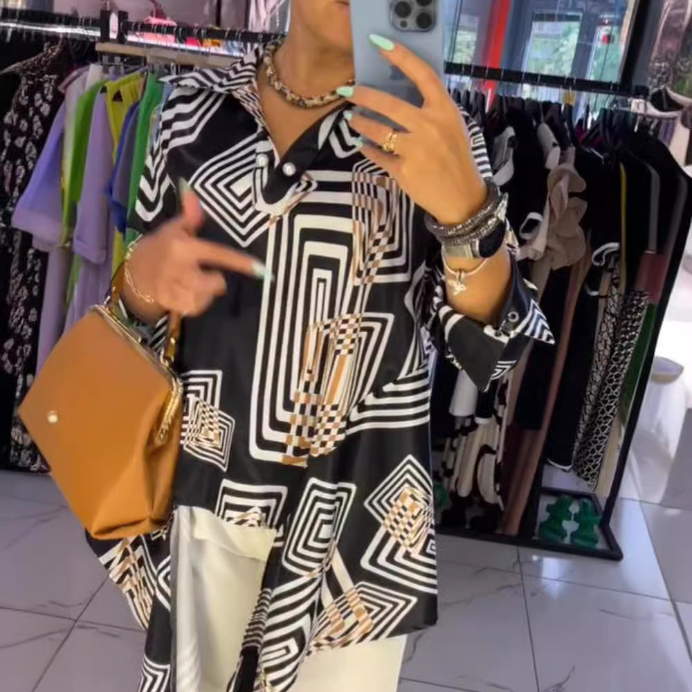 Damen nan weite Seidenoptik-Hemdbluse mit grafischem Quadratprint, asymmetrischem Zipfelsaum und Perlmuttknopfleiste Echo Archiv