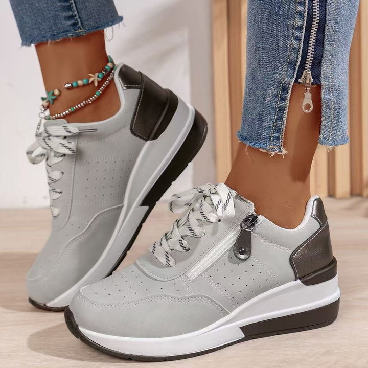 Damen Keilabsatz-Sneaker mit seitlichem Reißverschluss und perforiertem Obermaterial – Névara