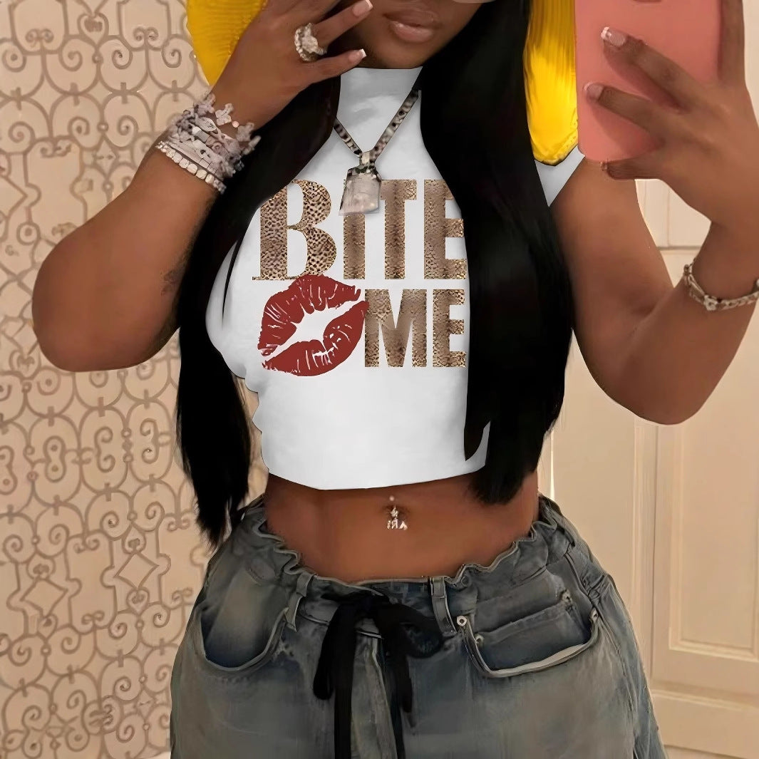 Damen Crop-Top mit glitzerndem Lippenmotiv und künstlerischem Schriftzug Echo Archiv