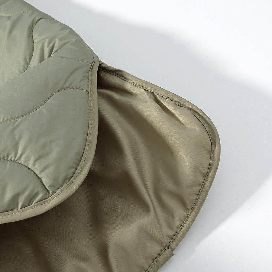 Damen Leichte gesteppte Jacke mit Rundhalsausschnitt, Steppwellen und Druckknöpfen Echoarchiv