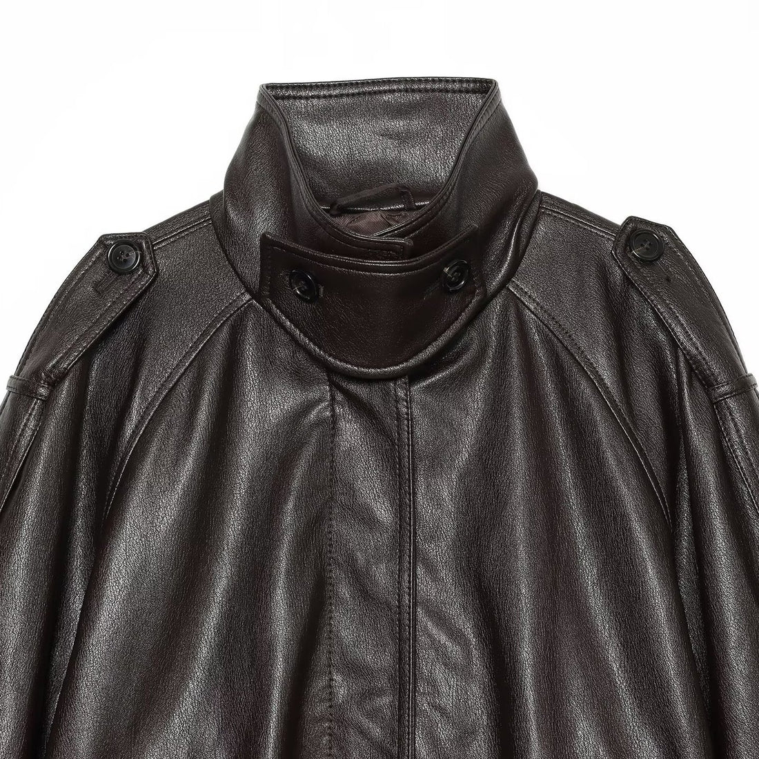 Damen Kurz geschnittene Lederoptik-Blousonjacke mit hohem Funnelkragen, Schulterriegeln und eingearbeiteten Pattentaschen Echoarchiv