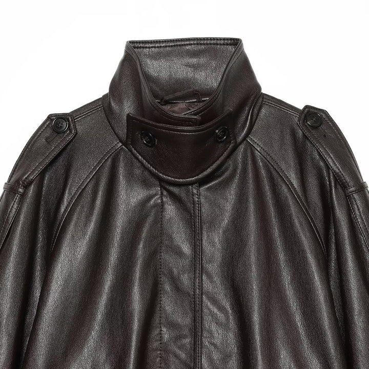 Damen Kurz geschnittene Lederoptik-Blousonjacke mit hohem Funnelkragen, Schulterriegeln und eingearbeiteten Pattentaschen Echoarchiv