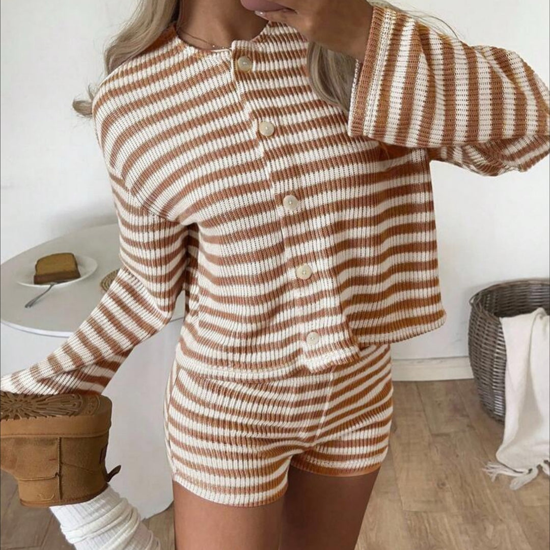 Damen nan feiner Rippstrick Zweiteiler mit kurzgeschnittenem Knopfcardigan und taillenhohen Shorts Echo Archiv