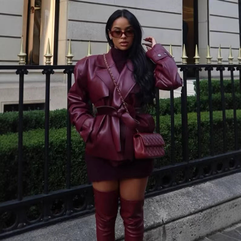Damen Taillierte kurze Trenchjacke mit Bindegürtel und Cape-Detail aus veganer Lederoptik Echoarchiv