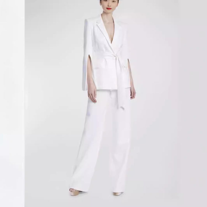 Damen Taillierter Cape-Blazer mit Bindegürtel und weiten Palazzohosen Echoarchiv