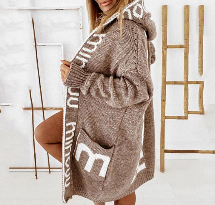 Damen Oversize Strickmantel mit Kapuze, Jacquard-Logo und Eingrifftaschen Drune
