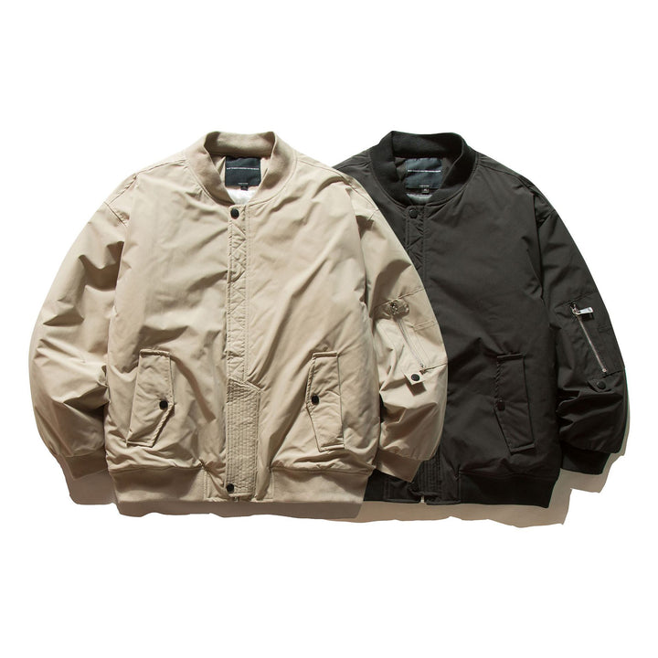 Herren Gepolsterte Bomberjacke im MA-1 Stil mit Ärmel‑Utilitytasche Echoarchiv
