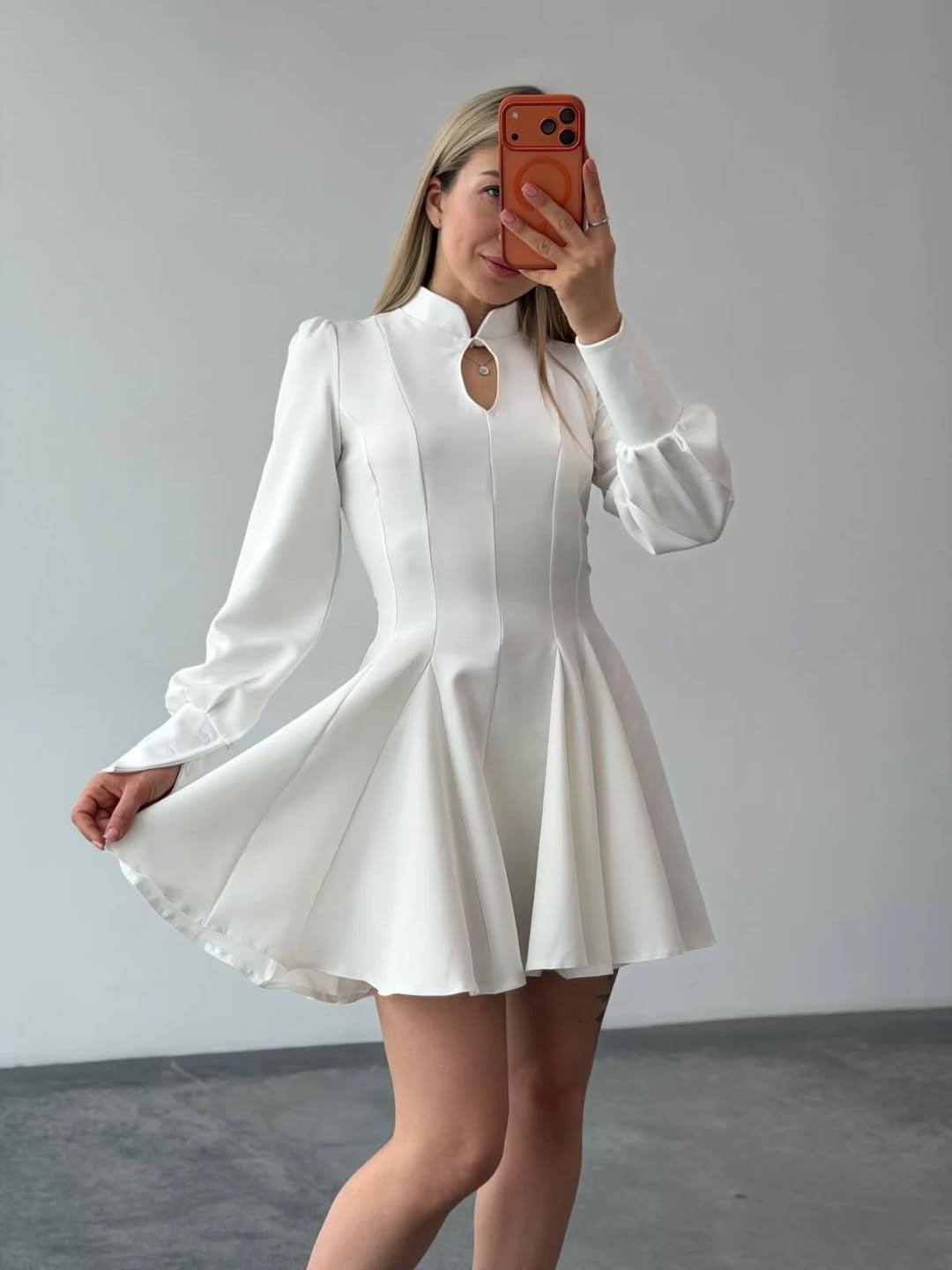 Damen A-Linien Minikleid mit Stehkragen, Schlitzdetail und Ballonärmeln Echoarchiv