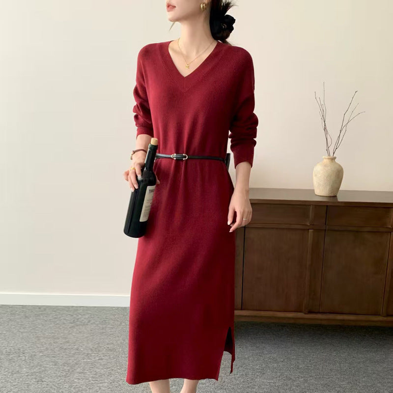 Damen Langes Feinstrick-Midikleid mit V‑Ausschnitt, Seitenschlitz und entspannter Silhouette Echoarchiv