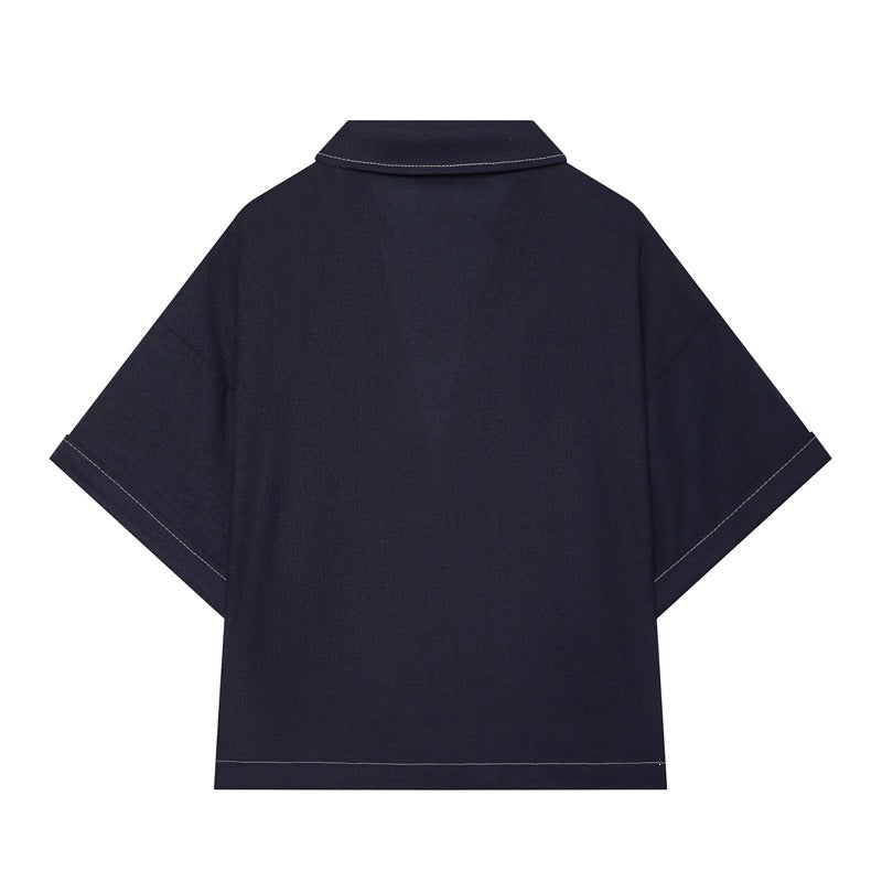Damen Boxy‑Hemdbluse mit offenem V‑Ausschnitt, kurzem Oversize‑Arm und Kontrastnaht Echo Archiv