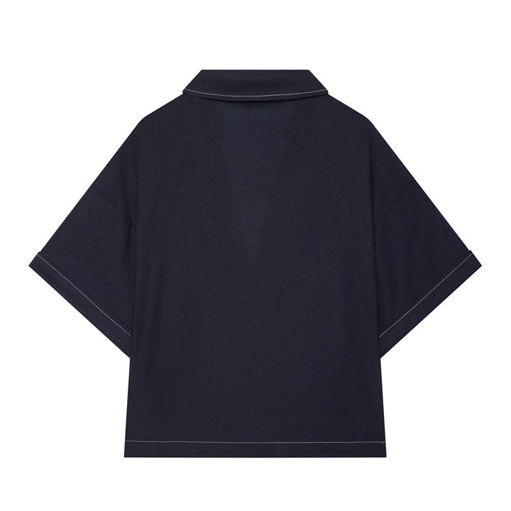 Damen Boxy‑Hemdbluse mit offenem V‑Ausschnitt, kurzem Oversize‑Arm und Kontrastnaht Echo Archiv