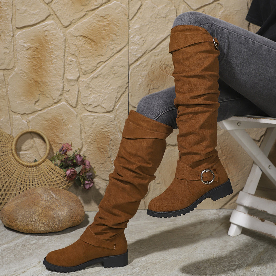 Damen kniehohe Slouch-Stiefel aus Wildlederoptik mit dekorativer Schnalle und rutschfester Profilsohle Echo Archiv