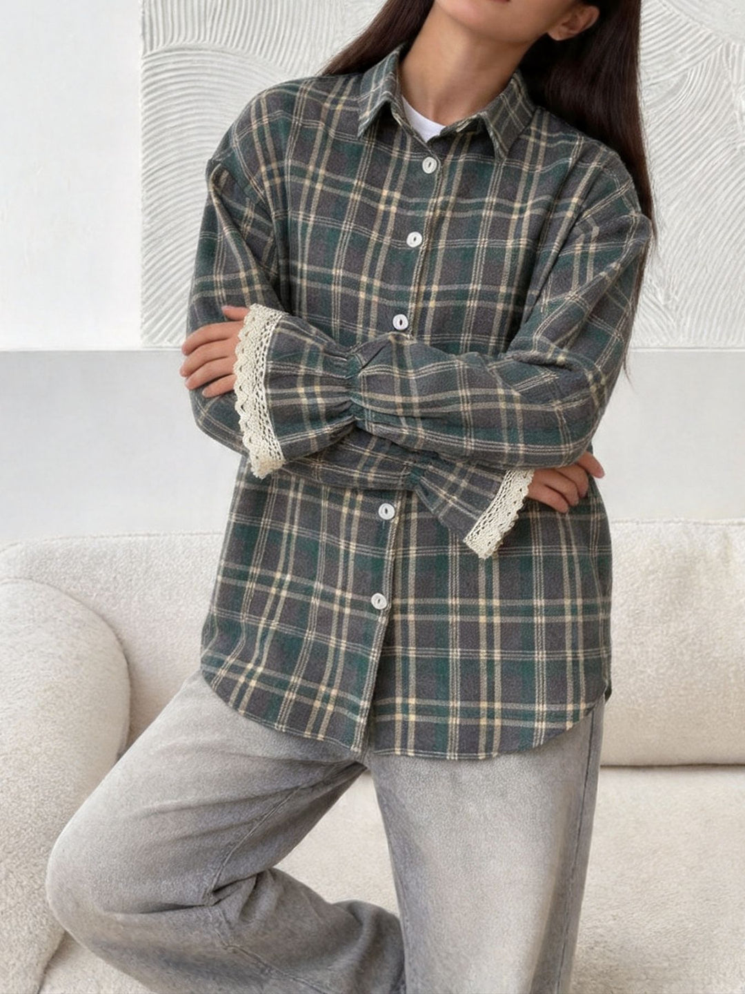 Damen Karo-Hemdbluse mit Spitzenmanschetten und Oversize-Schnitt Echoarchiv