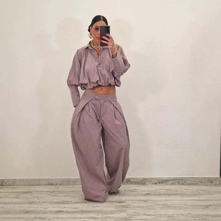 Damen Zweiteiliges kariertes Set mit Cropped Oversize-Hemd und weiter Bundfaltenhose Echoarchiv