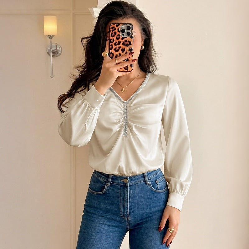 Damen Satinbluse mit V-Ausschnitt, geraffter Front und Strassdetails – Élovi