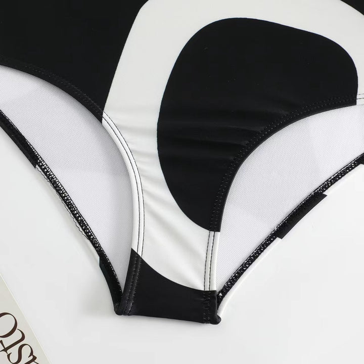 Damen Bikini-Set mit asymmetrischem Oberteil und eleganter Wickelrock Echo Archiv