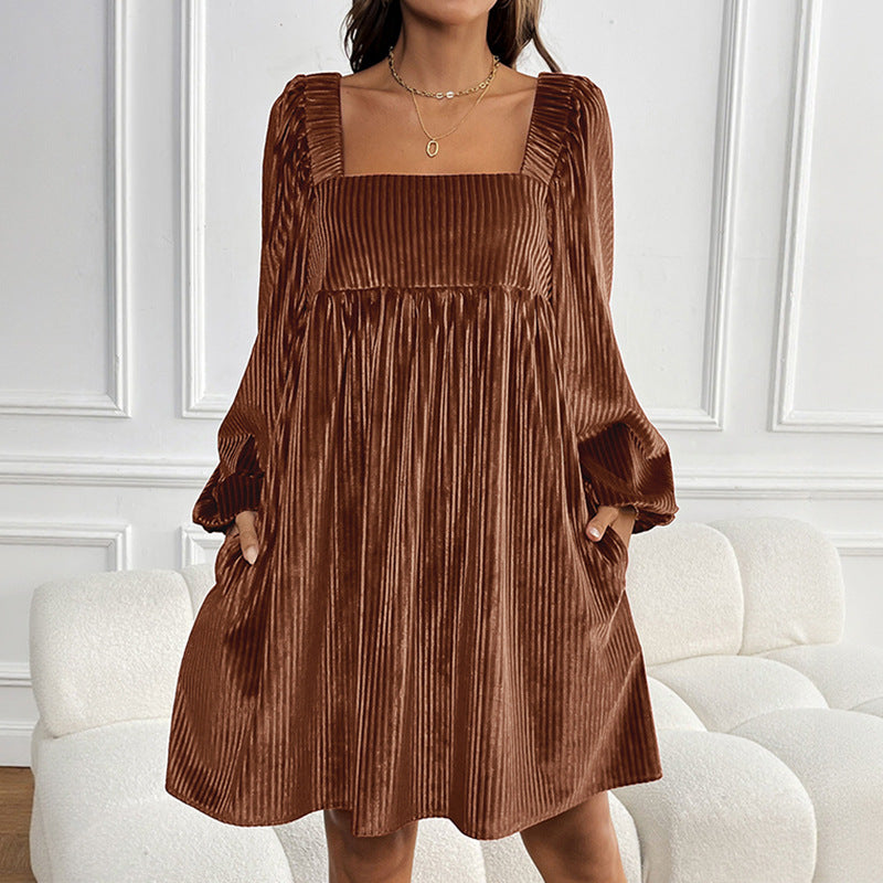 Damen Plissiertes Samt-Babydollkleid mit quadratischem Ausschnitt, Ballonärmeln und Eingrifftaschen – Élara