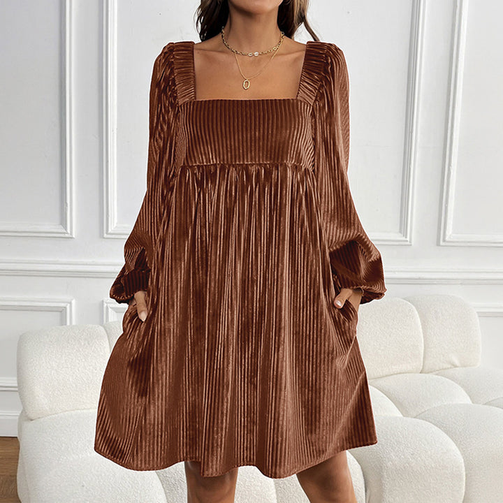 Damen Plissiertes Samt-Babydollkleid mit quadratischem Ausschnitt, Ballonärmeln und Eingrifftaschen – Élara