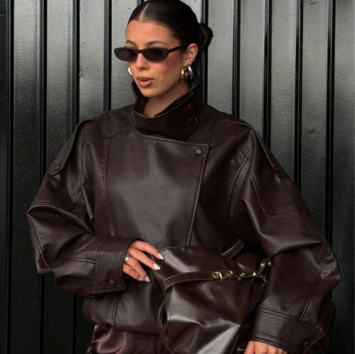 Damen nan oversized Bikerjacke Kunstlederoptik mit hohem Stehkragen, asymmetrischer Druckknopffront, Schulterriegeln und elastischem Saum Echo Archiv