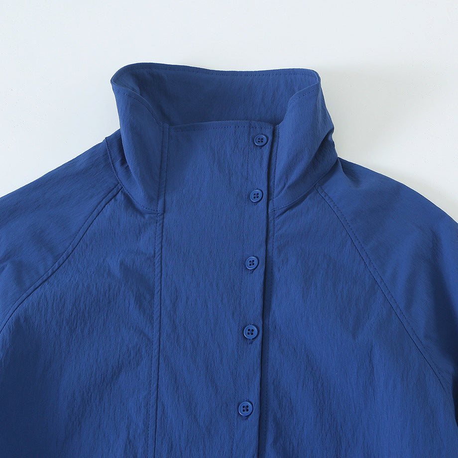 Damen Leichte Cropped Windjacke mit Stehkragen, Raglanärmeln und Tunnelzug Echoarchiv