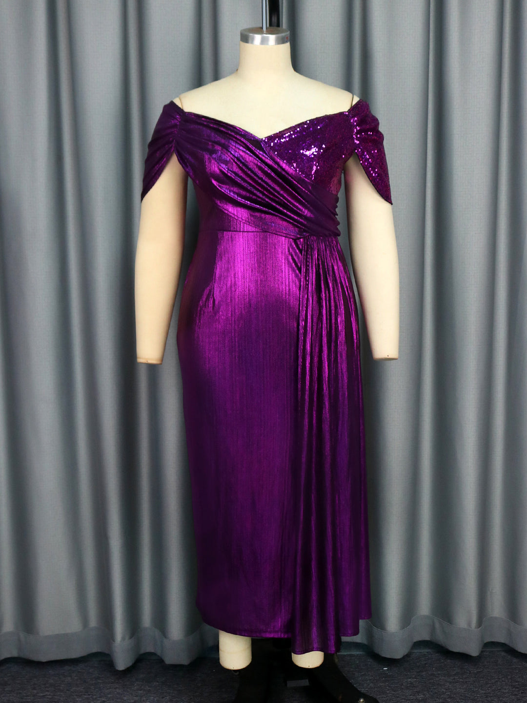 Damen glamouröses Abendkleid mit glänzendem Oberteil und eleganter Drapierung Echo Archiv