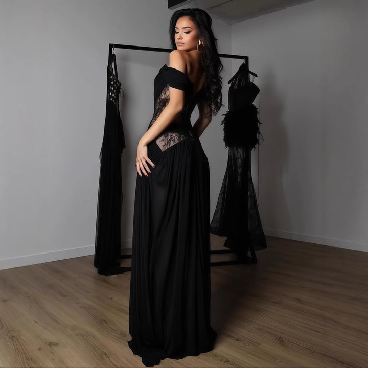Damen Elegantes Spitzenkleid mit tiefem Schlitz und trägerlosem Schnitt Echo Archiv