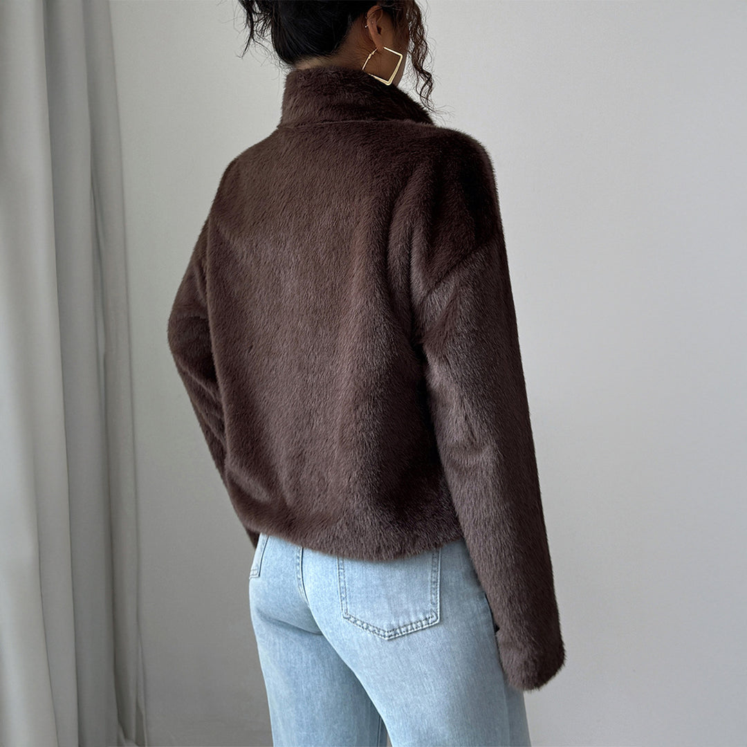 Damen kurzer Kunstfell-Blouson mit Stehkragen, verdecktem Reißverschluss und aufgesetzten Taschen – Célinea