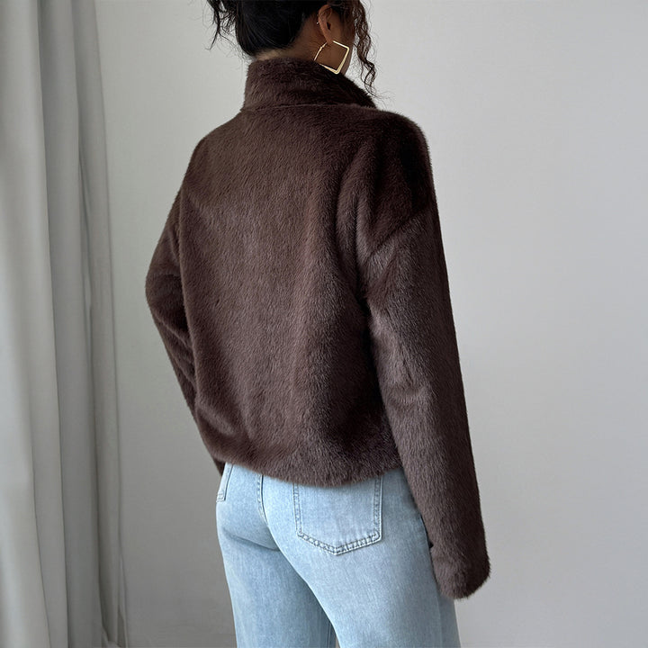 Damen kurzer Kunstfell-Blouson mit Stehkragen, verdecktem Reißverschluss und aufgesetzten Taschen – Célinea