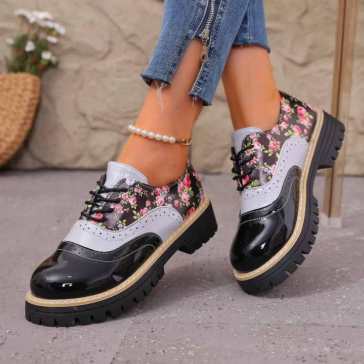 Damen Plateau-Brogue-Schnürer mit Blumenmuster und Lackdetails Echoarchiv