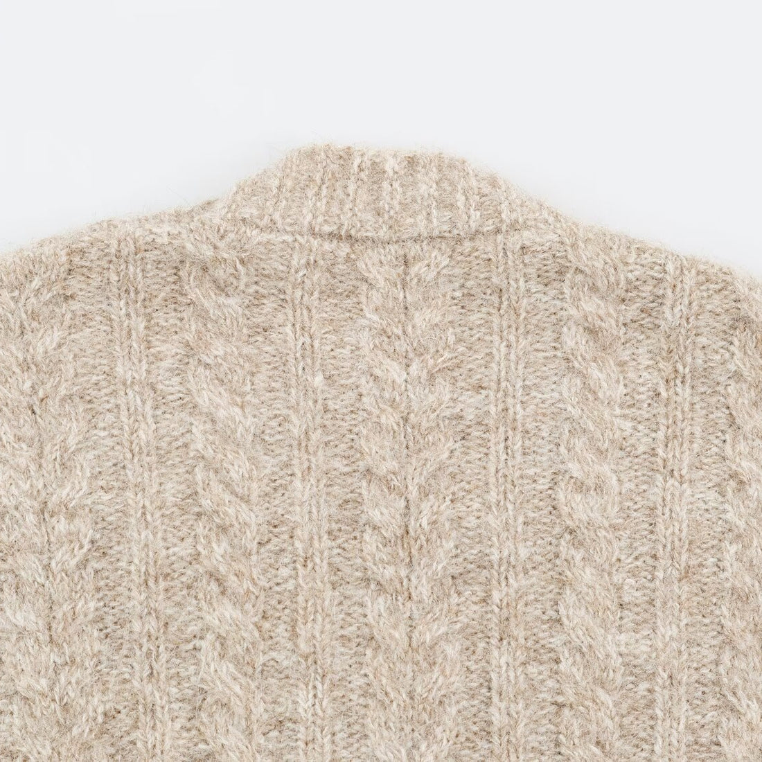 Damen Grobgestrickter Oversize-Cardigan mit Zopfstrick V-Ausschnitt und aufgesetzten Taschen Echoarchiv