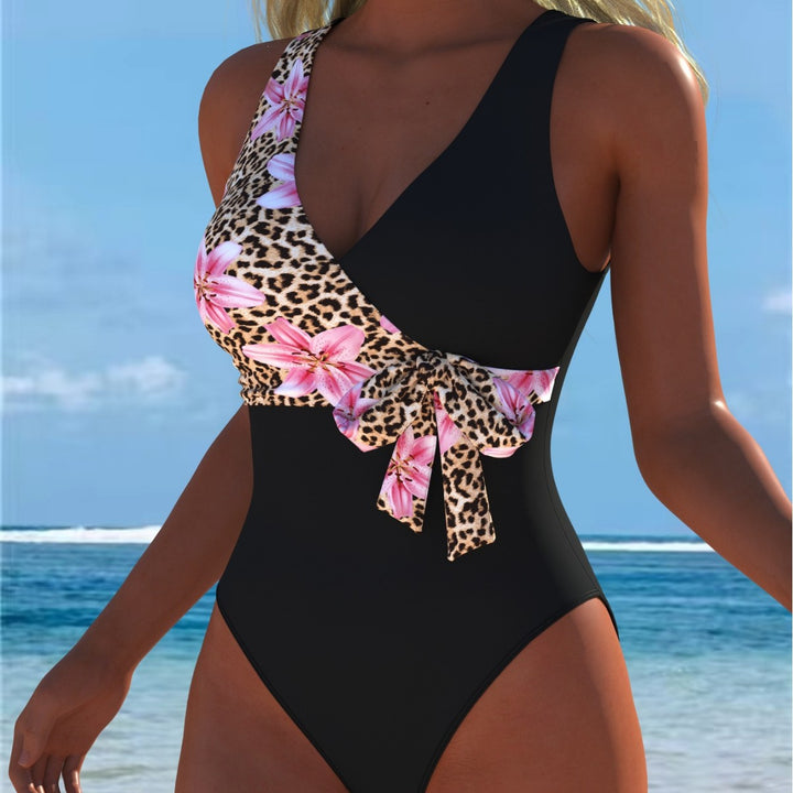 Damen Einteiliger Badeanzug mit floralem Wickeldesign und trendigem Leopardenmuster Echo Archiv