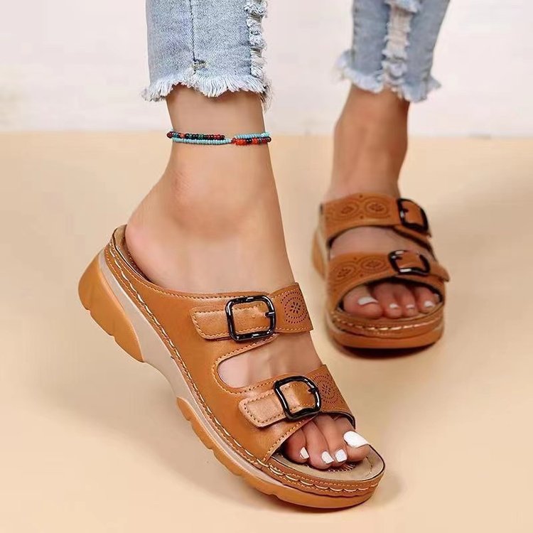 Damen nan Doppelriemen-Pantolette mit Laserperforation, verstellbaren Metallschnallen und gepolstertem Keilfußbett Echo Archiv
