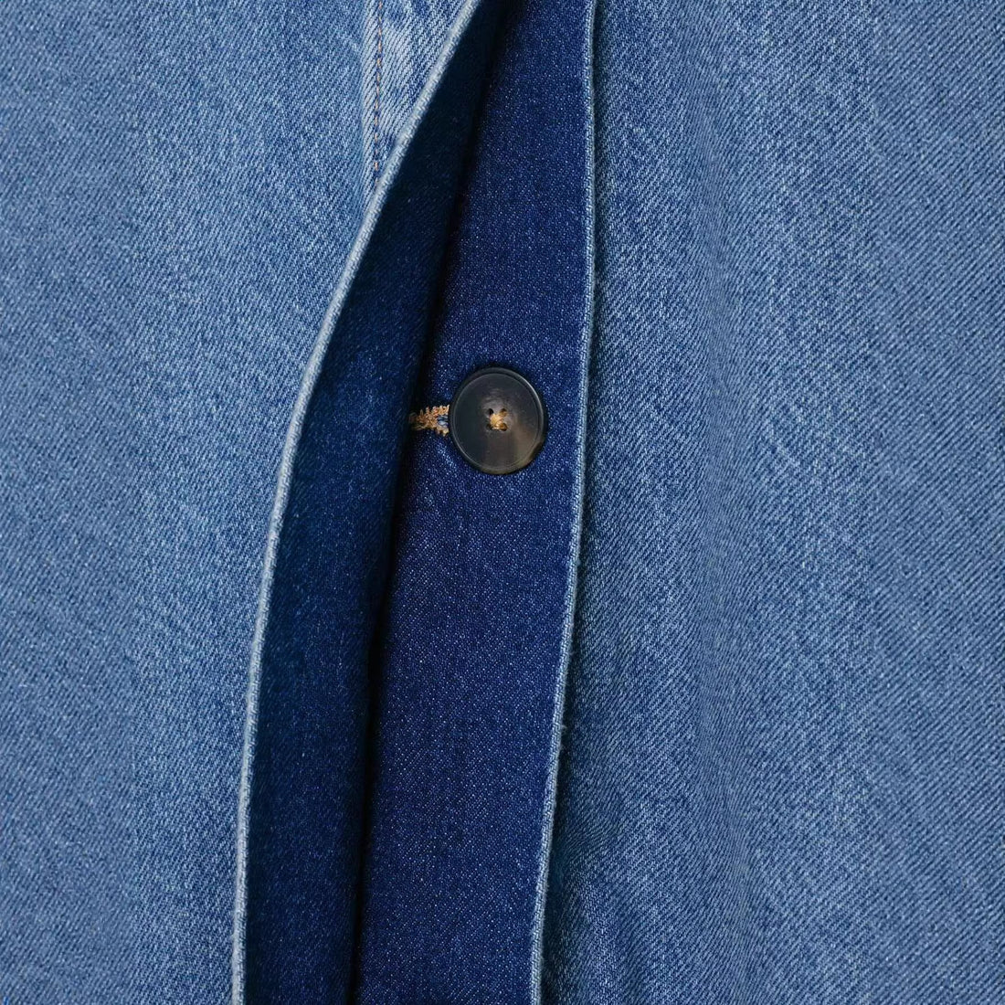 Damen cropped Boxy-Denimjacke mit hohem Wickel bzw. Stehkragen und verdeckter Knopfleiste – Denévia
