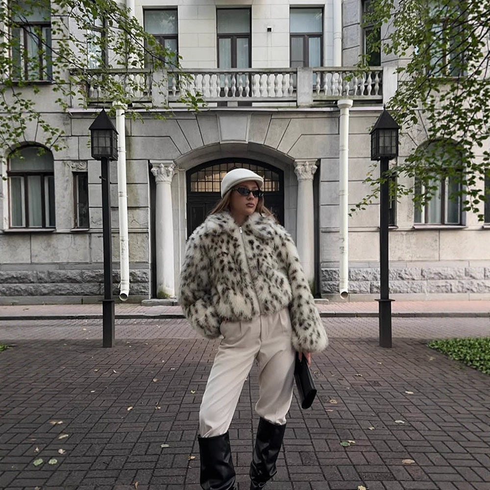 Damen Kurzjacke Bomber aus Kunstfell mit Dalmatiner‑Muster und Stehkragen Echoarchiv