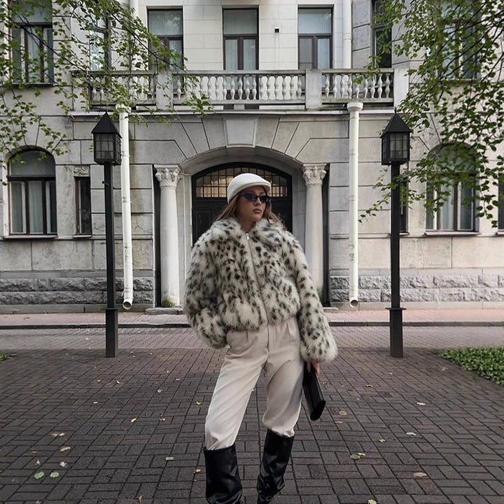Damen Kurzjacke Bomber aus Kunstfell mit Dalmatiner‑Muster und Stehkragen Echoarchiv