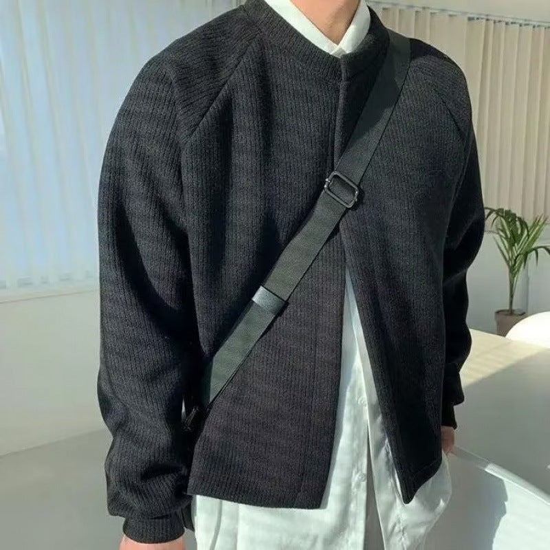 Herren Kragenloser Boxy-Rippenstrick-Cardigan mit verdeckter Druckknopfleiste Echoarchiv