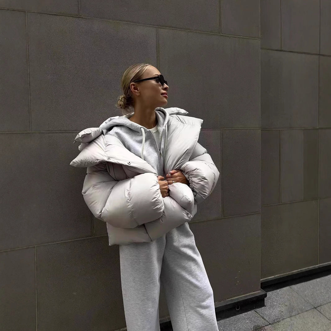 Damen oversized Daunenjacke mit hohem Kragen und voluminösen Ärmeln Echoarchiv