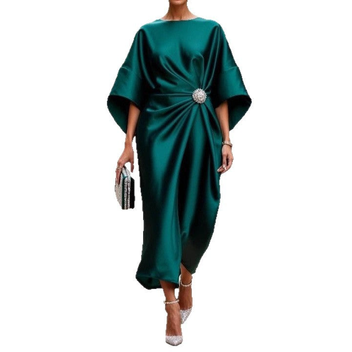 Damen nan elegantes Satin-Kaftan-Midikleid mit Kimonoärmeln seitlicher Drapage und Zierbrosche Echo Archiv