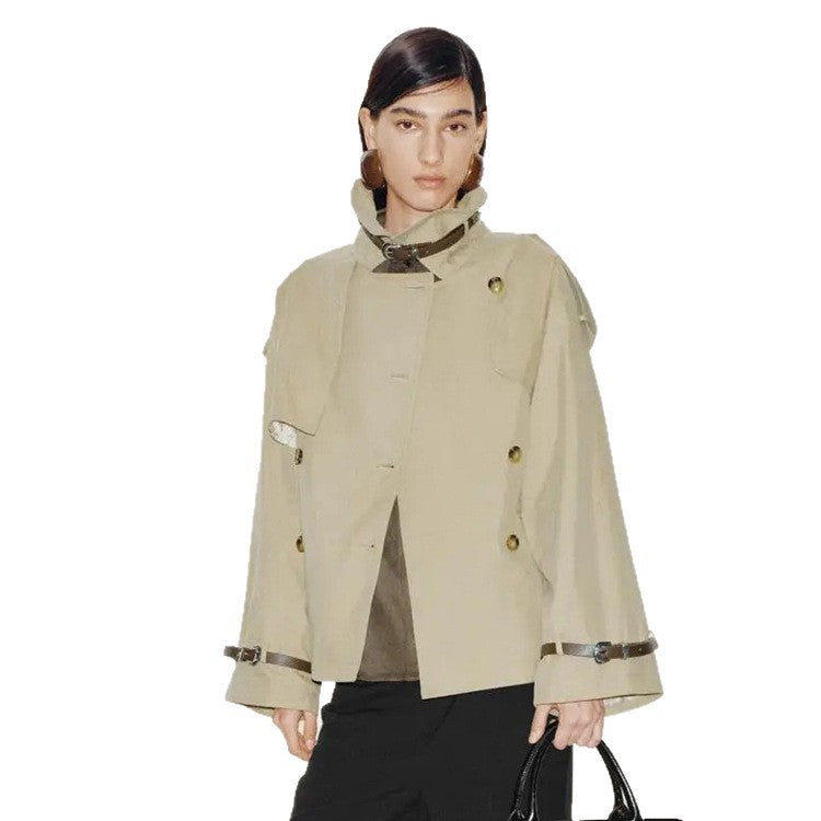 Damen Kurzer Boxy-Trenchcoat mit weitem Revers, Schulterriegeln und verstellbaren Manschetten Echoarchiv