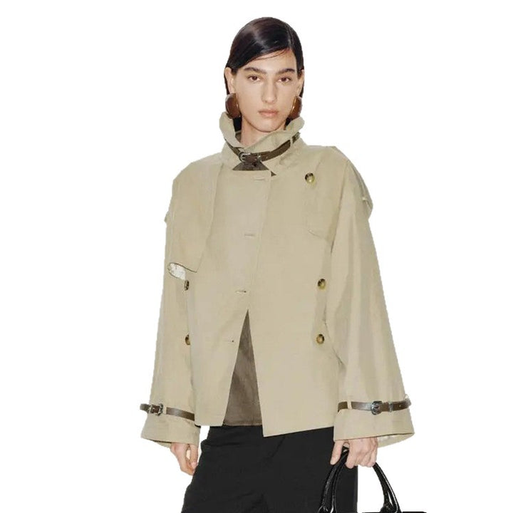 Damen Kurzer Boxy-Trenchcoat mit weitem Revers, Schulterriegeln und verstellbaren Manschetten Echoarchiv