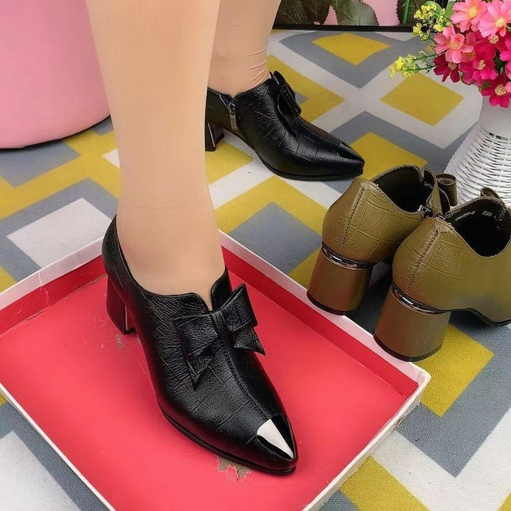 Damen nan elegante Pumps mit spitzer Metallkappe, dekorativer Schleife, seitlichem Reißverschluss und mittelhohem Blockabsatz Echo Archiv