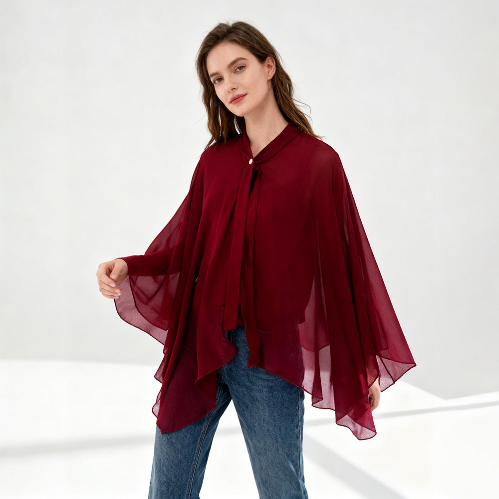 Damen Chiffon-Cape mit Schleifenkragen und Zierknopf – Avérine