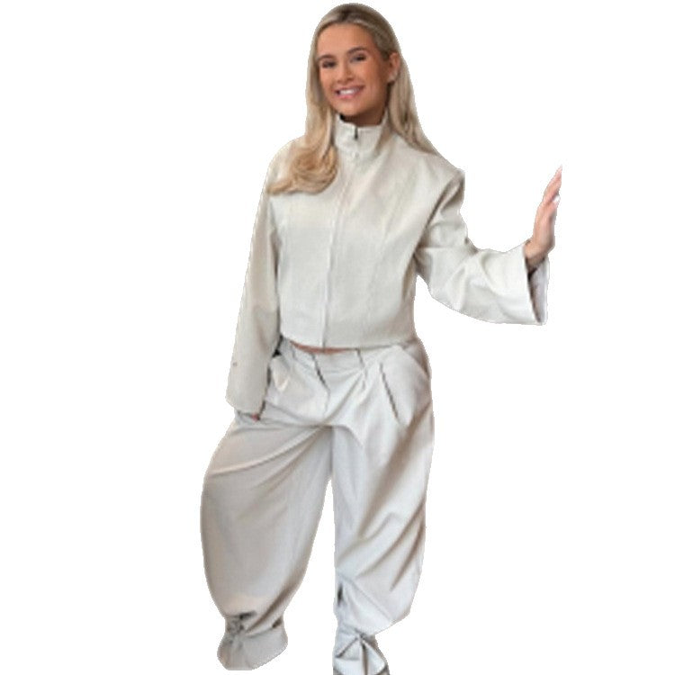 Damen Kurzjacke mit Stehkragen und weiten Bundfaltenhose Set Echoarchiv