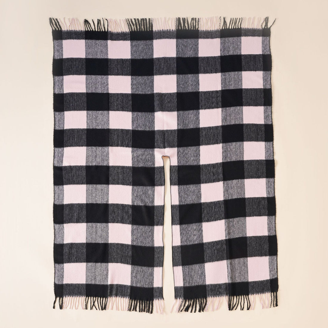 Damen Rechteckponcho im Ruana‑Stil aus Wollmix mit großen Karos und Fransensaum – Célinea