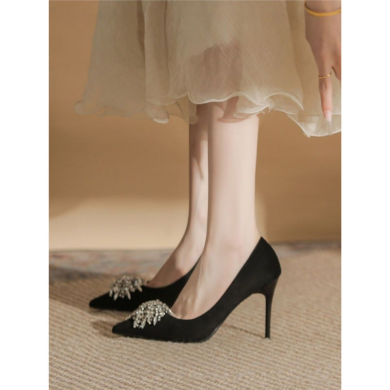 Damen spitz zulaufende Samt‑Pumps mit hohem Stiletto und Kristallbrosche Echo Archiv