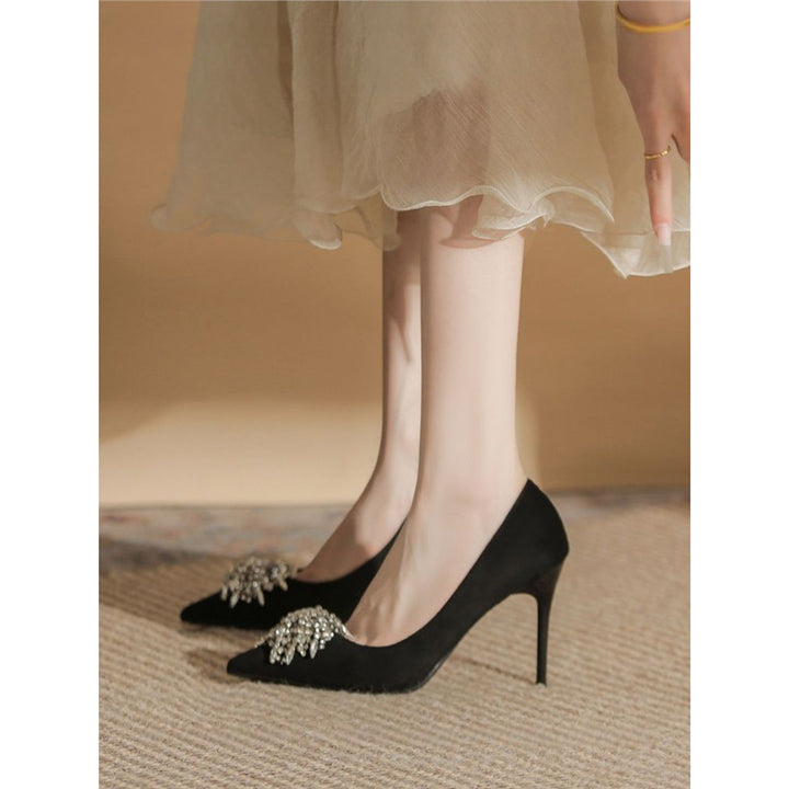 Damen spitz zulaufende Samt‑Pumps mit hohem Stiletto und Kristallbrosche Echo Archiv
