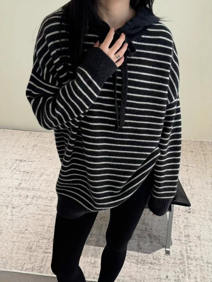 Damen Oversize-Kapuzenpullover aus weichem Feinstrick mit maritimem Streifenmuster Echoarchiv
