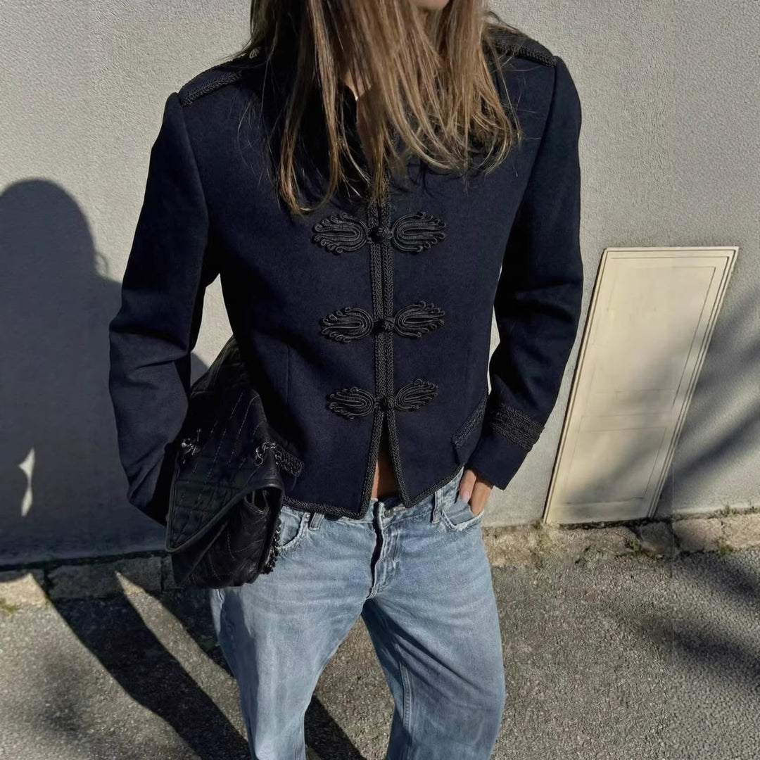 Damen 300+ taillierte Cropped‑Militärblazerjacke mit Stehkragen, Schulterpatten und dekorativen Froschverschlüssen Echo Archiv