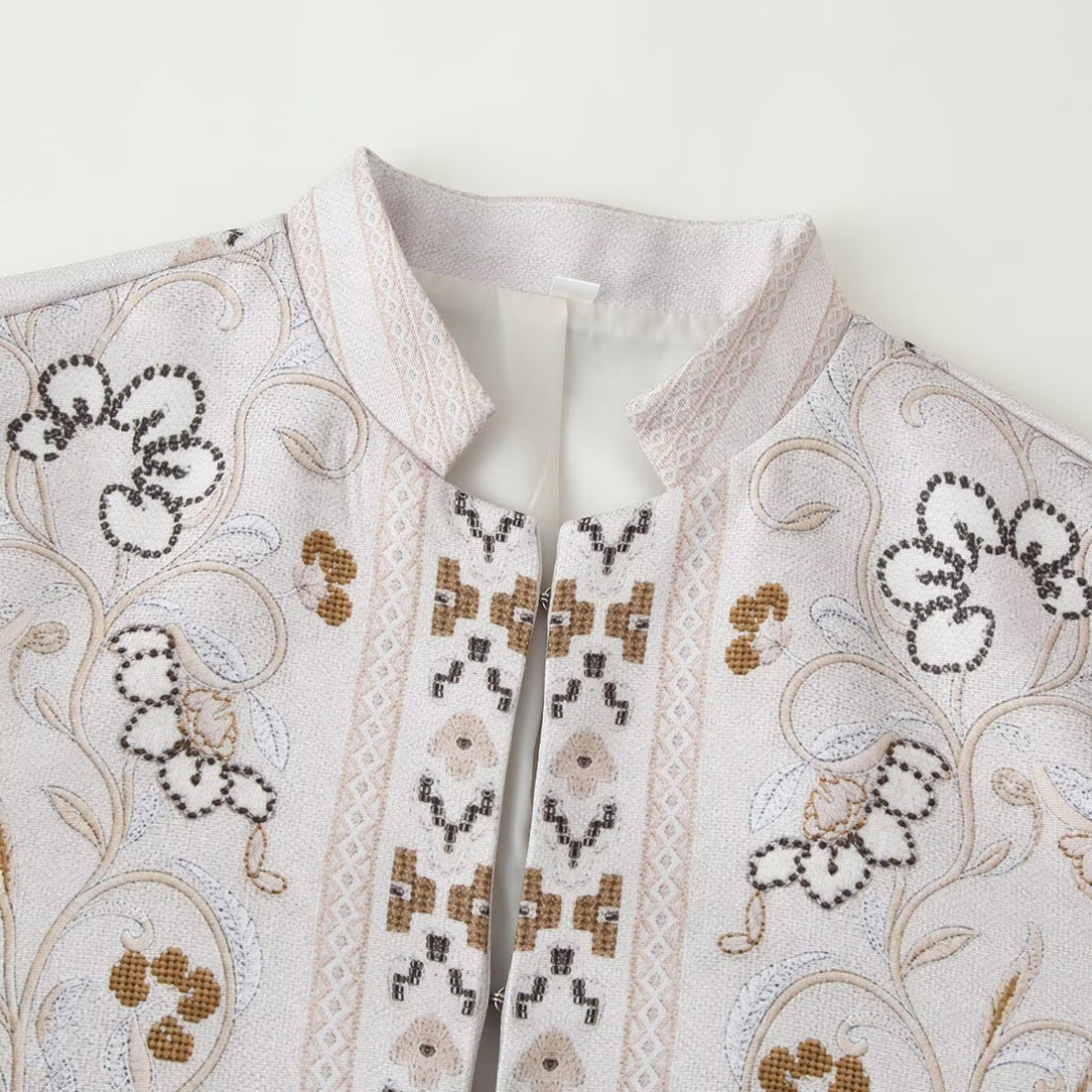 Damen bestickte Boxy-Kurzjacke mit Stehkragen und floraler Stickerei Echoarchiv