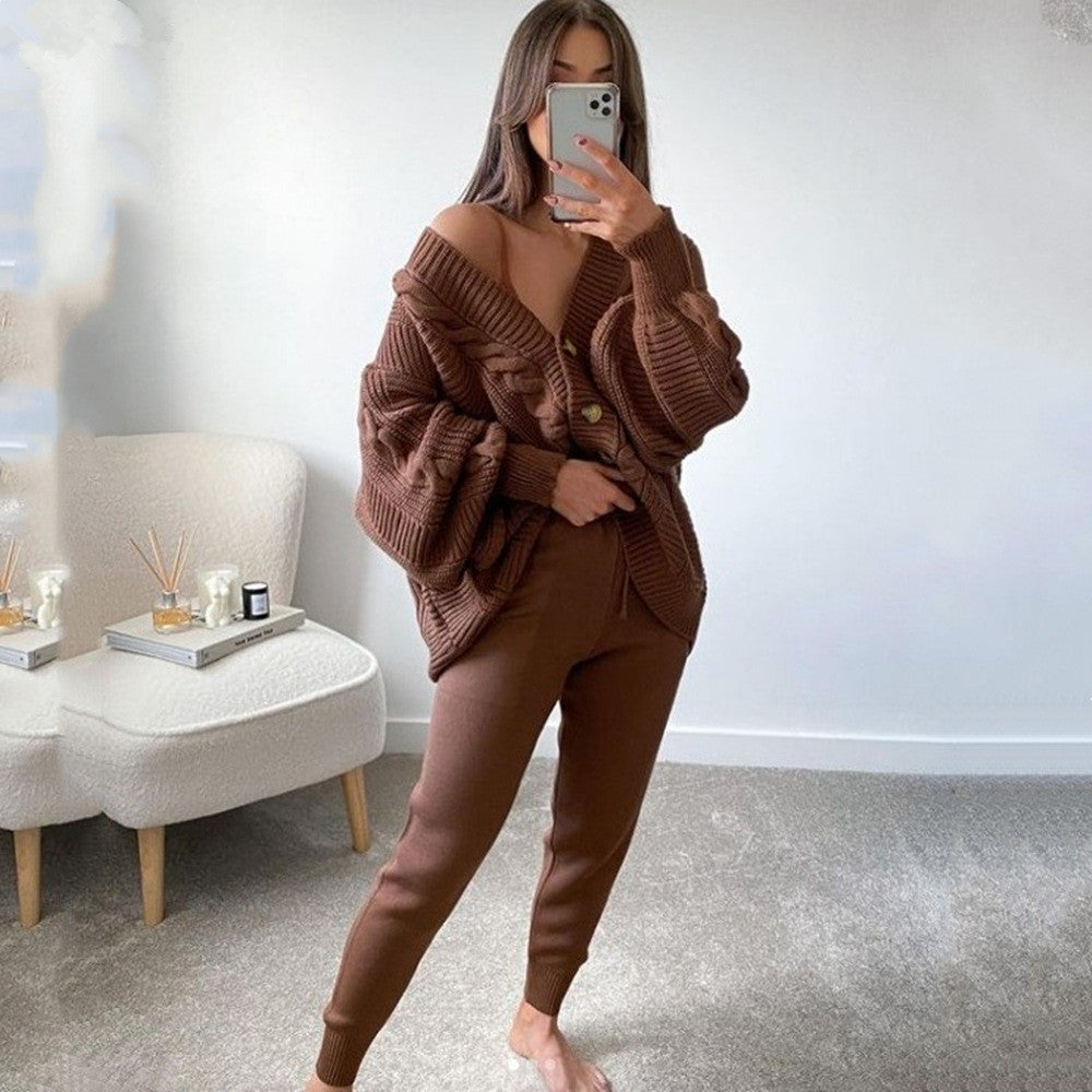 Damen nan kuscheliges Oversize Strickset bestehend aus Zopfmuster Cardigan und taillierter Strick-Jogginghose Echo Archiv